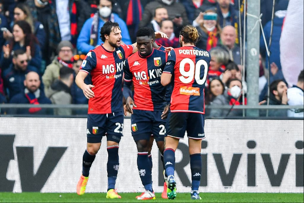 GENOA, ITALY - FEBRUARY 13: Mattia Destro of Genoa (L) celebrates with his team-mates after scoring a goal during the Serie A match between Genoa CFC and US Salernitana at Stadio Luigi Ferraris on February 13, 2022 in Genoa, Italy. (Photo by Getty Images)