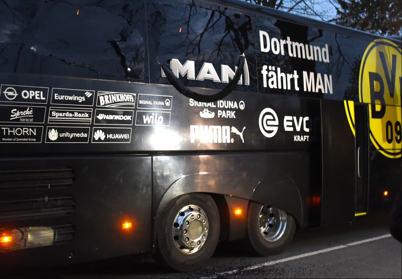 El artefacto explosivo detonó en el recorrido que hacía el bus del equipo alemán camino al Signal Iduna Park. La parte que más sufrió del vehículo fue este ventanal que se fragmenó por la onda explosiva.
