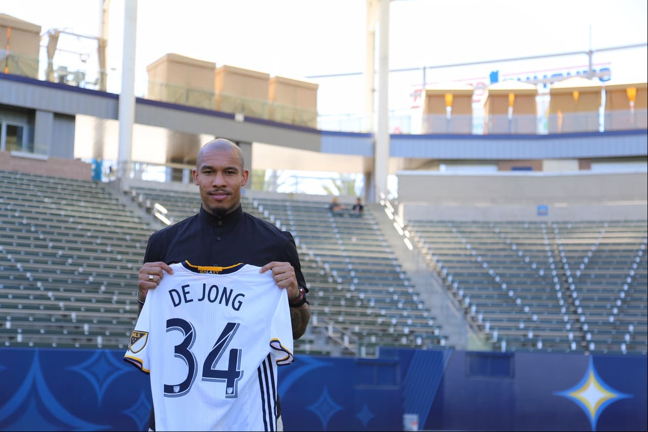 Nigel de Jong fue presentado oficialmente en LA Galaxy.