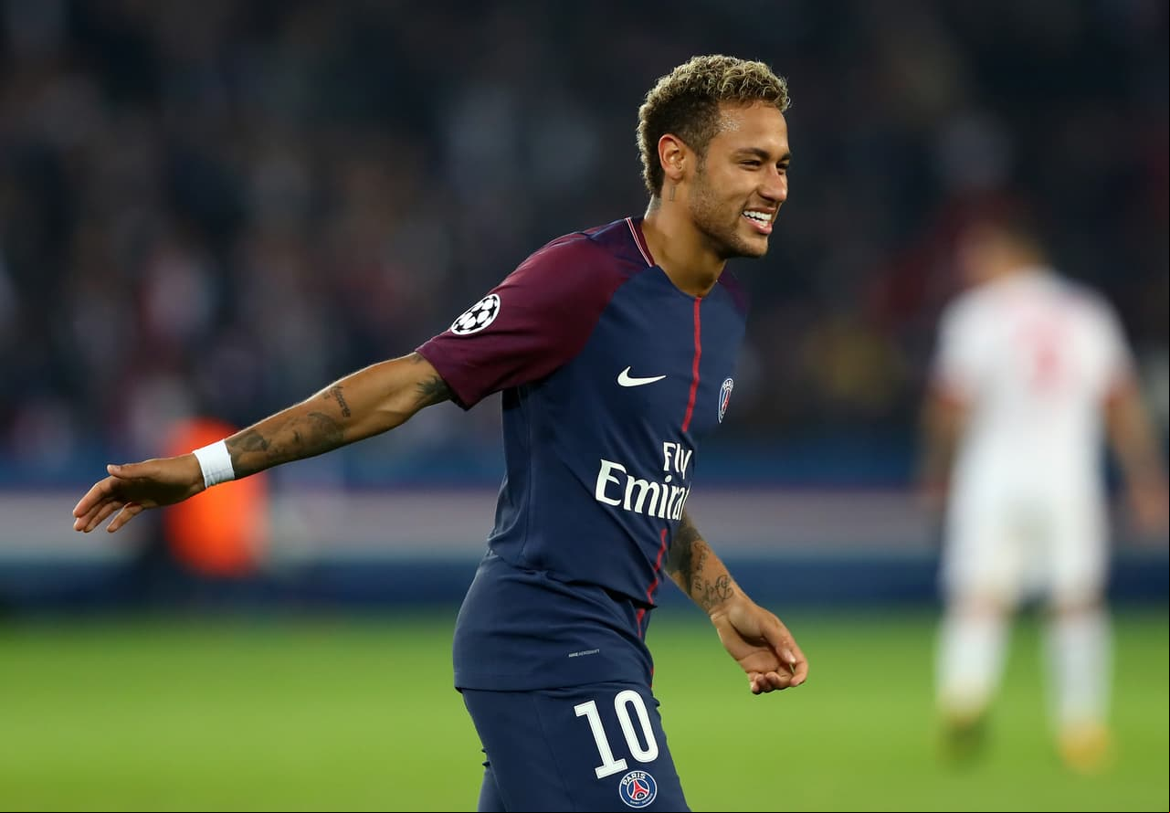 Neymar se convirtió en el fichaje más alto con 222 millones de dólares que desembolsó el PSG al Barcelona tras la brillante actuación del brasileño en la temporada.