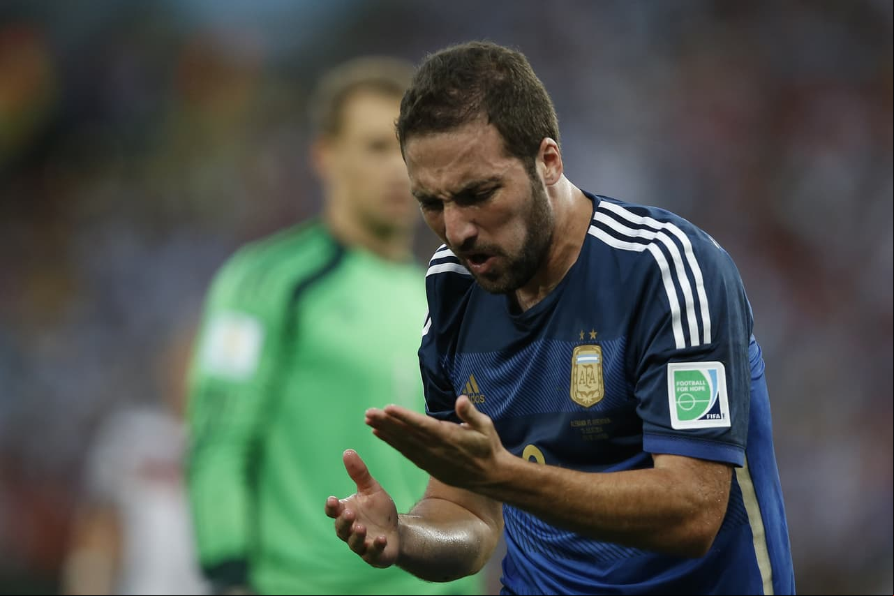 El delantero argentino Gonzalo Higuaín carga con el calificativo por sus malas actuaciones en las finales con Argentina, comenzando por Brasil 2014 cuando falló oportunidades muy claras en la derrota.