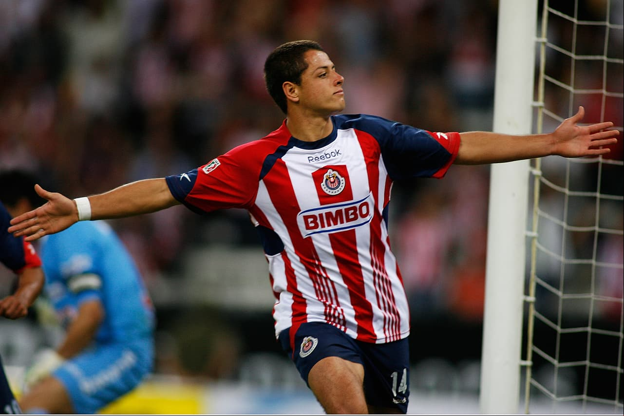 'Chicharito' tuvo un excelente comienzo de carrera y su promedio goleador con Chivas de Guadalajara fue de 0,40 goles por partido, tras marcar 26 tantos en 64 juegos.