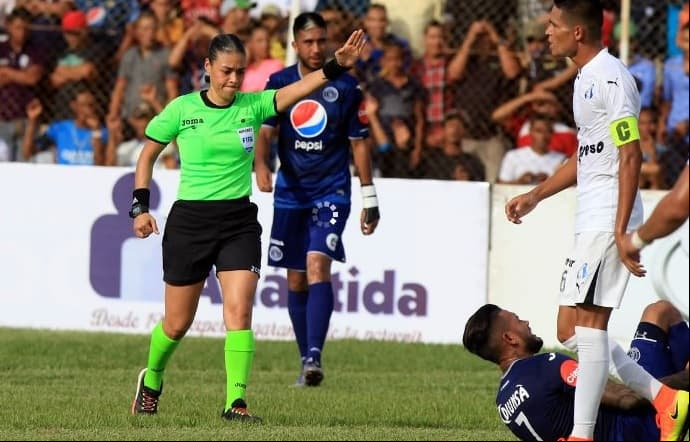 Melissa Pastrana, primera mujer en pitar en primera división en Honduras