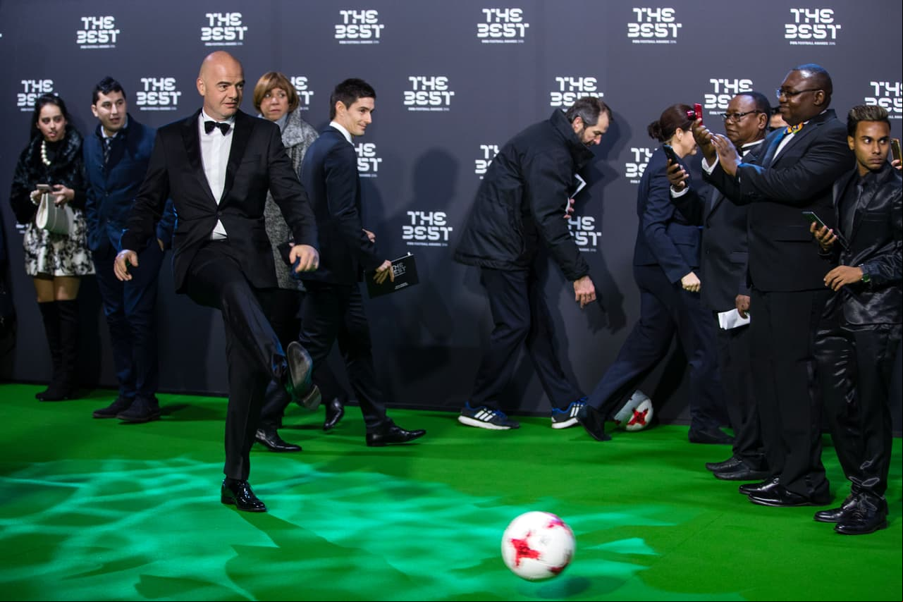 El presidente de la Fifa, Gianni Infantino, también hizo juego con el balón.