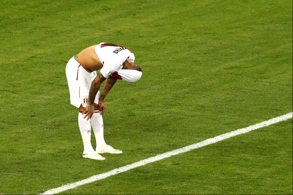 Todas las derrotas duelen pero esta para Perú lo es en grado exacerbado, por el penalti fallado, porque jugaron mejor que Dinamarca y porque el siguente juego es ante Francia. Duro panorama.