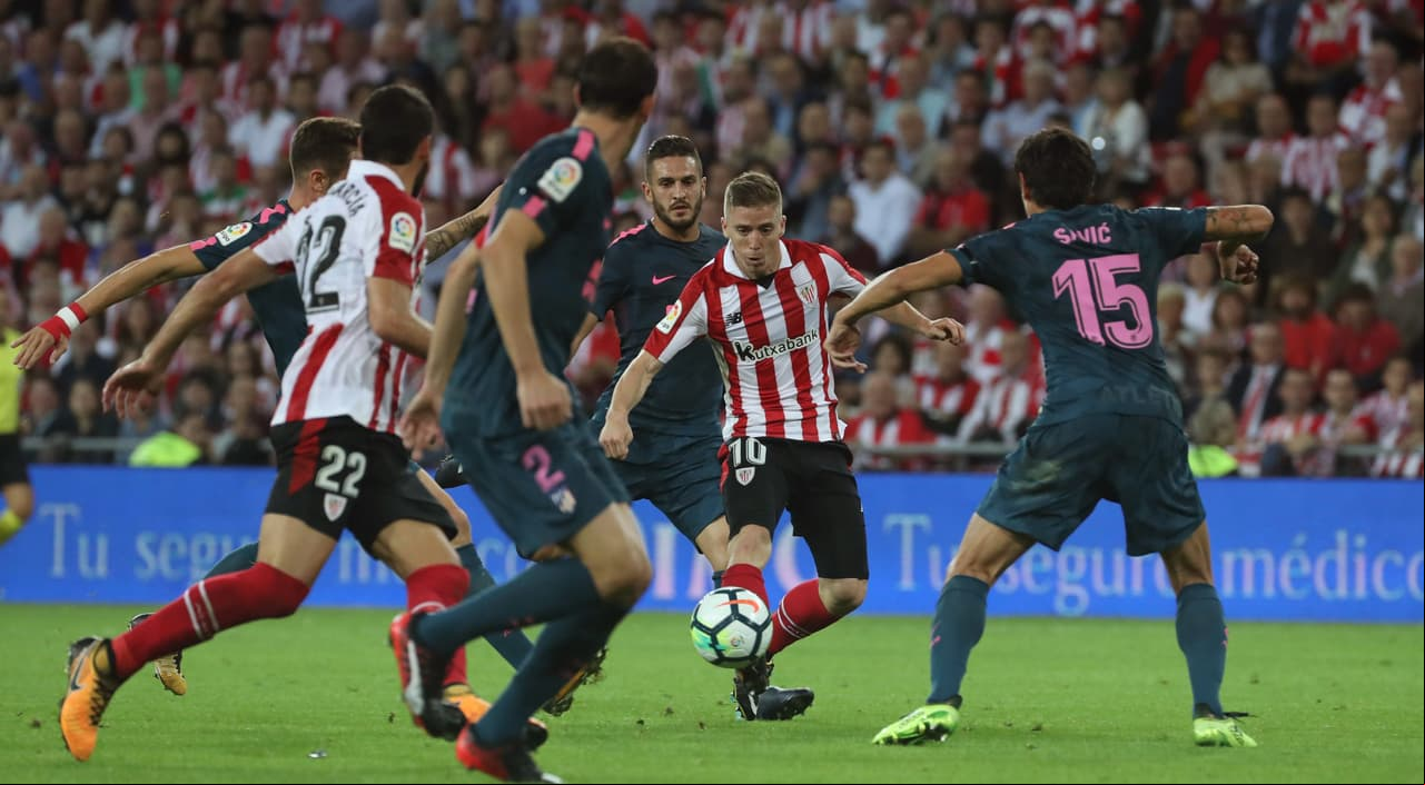 Por su parte, Iker Muniaín buscaba los espacios en el área rival para encontrar el gol.