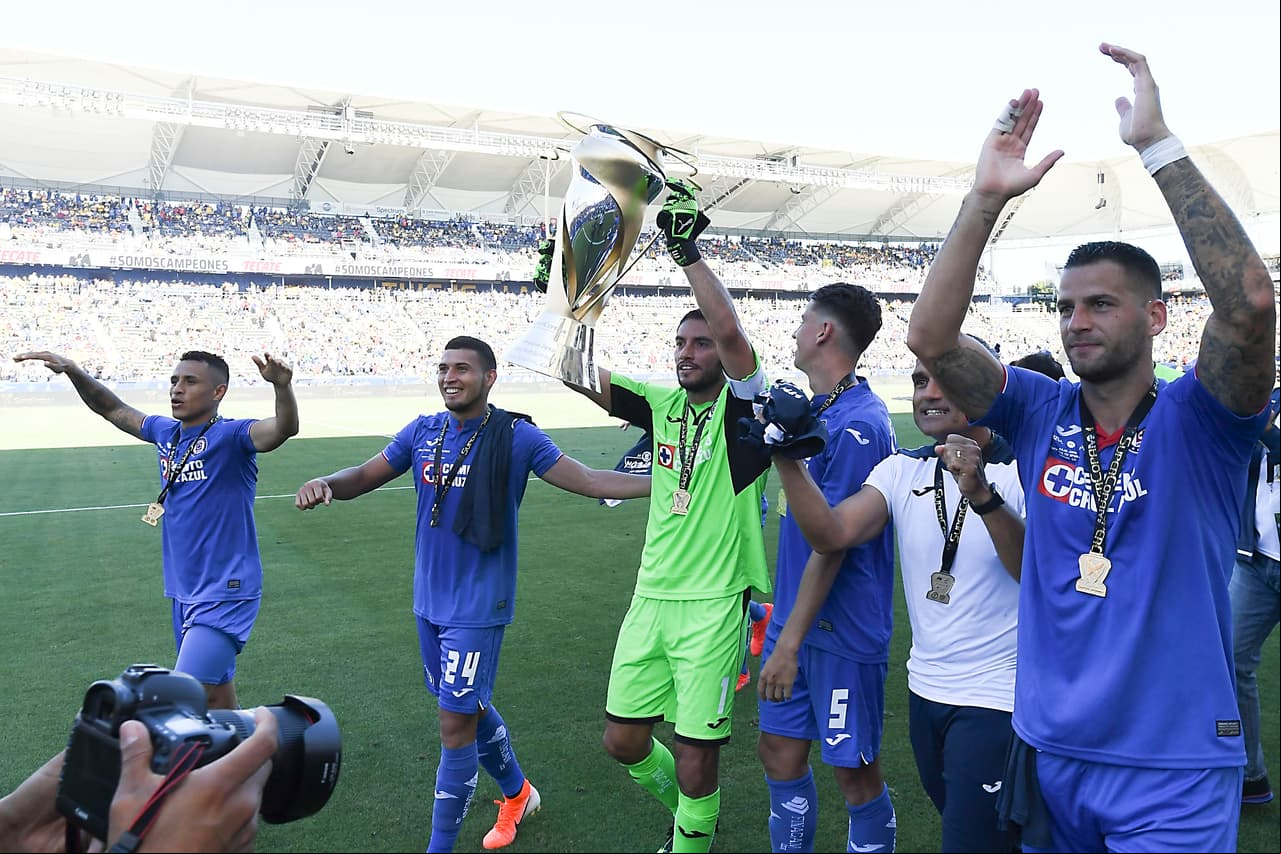 Los títulos se festejan como se debe, con alegría, con satisfacción y con la esperanza de cosechar más. Les compartimos los mejores momentos de la premiación y de los festejos de Cruz Azul luego de golear al Necaxa en el partido de la Supercolpa MX en California. La Máquina pitó y pitó.