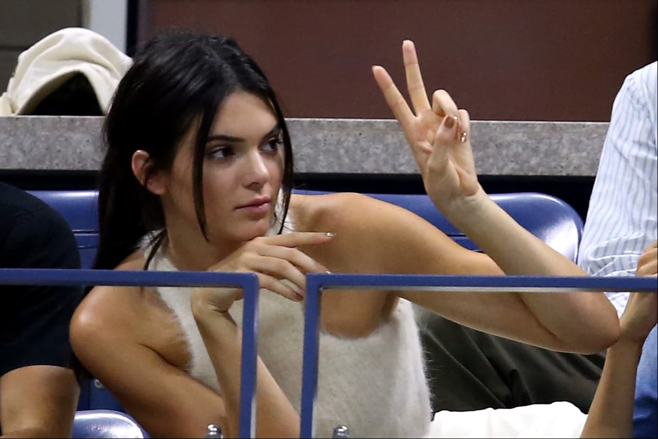 La modelo estadounidense aprovechó Paris Fashion Week para presenciar el clásico entre el PSG y el Marsella enfundada con el jersey del equipo parisino. Kendall estuvo acompañada de su amiga Gigi Hadid