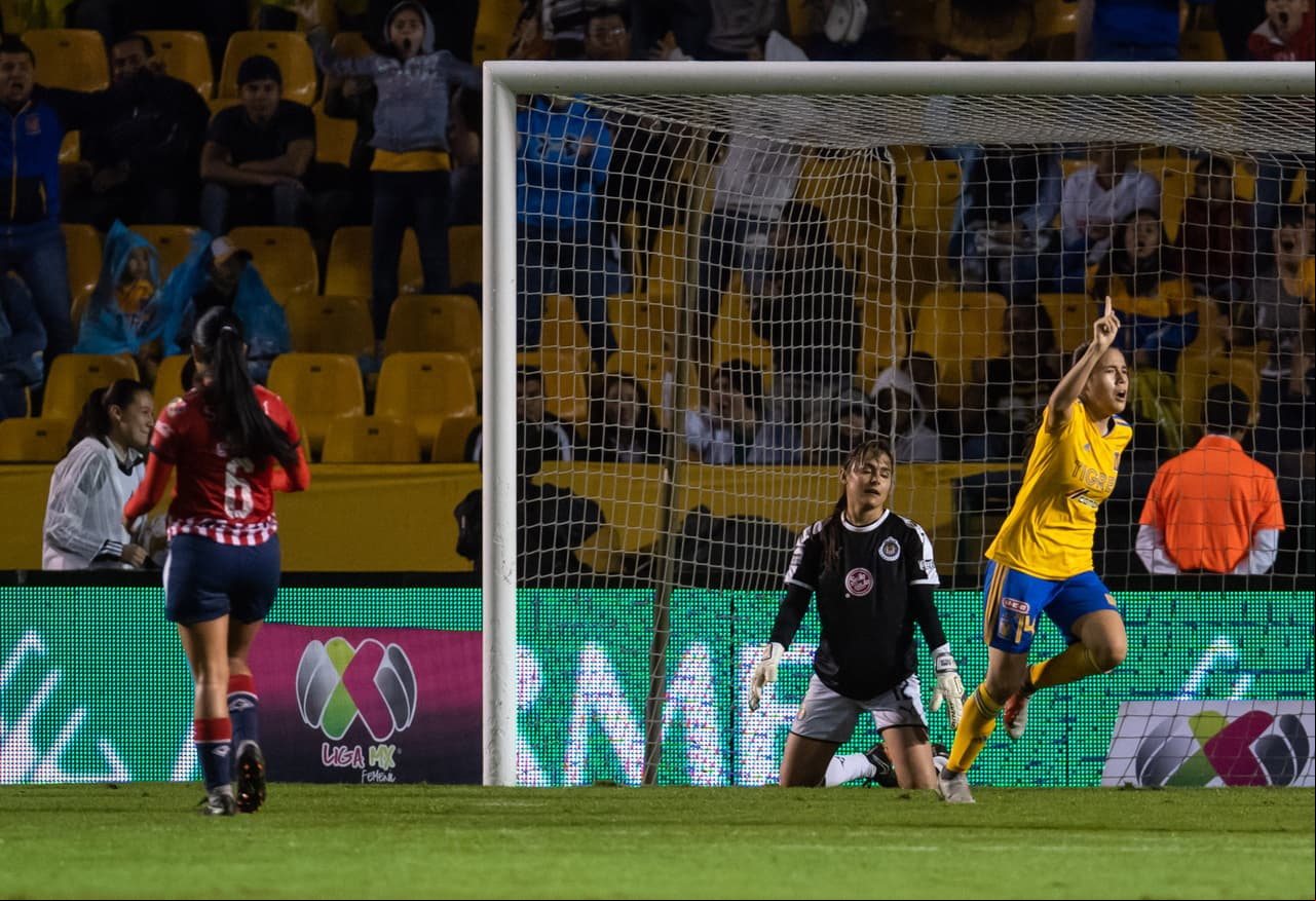 Pero muy poco le duró la alegría a las del Guadalajara, pues a los 31 minutos, llegó a cerrar la pinza tras un centro estupendo, y rematar con la cabeza Lizbeth Ovalle para poner el 2-1 de Tigres.