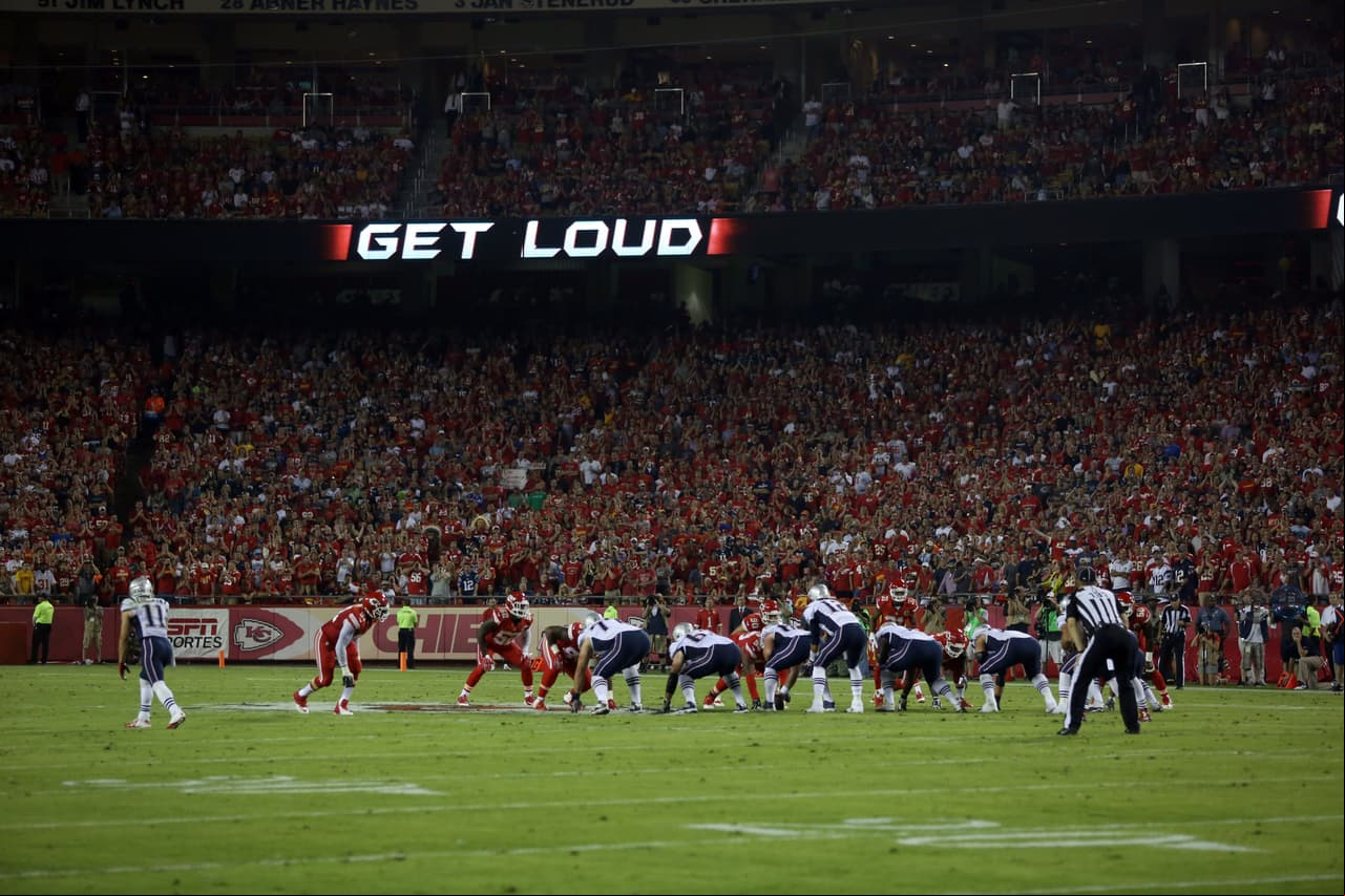 #T5 Arrowhead Stadium (Kansas City Chiefs): Es difícil encontrar un lugar más ruidoso que el Estadio Arrowhead cuando los Chiefs están en el campo. La multitud eleva los decibeles cuando su defensiva está dentro del emparrillado, haciendo la vida imposible a los quarterbacks oponentes (AP-NFL).