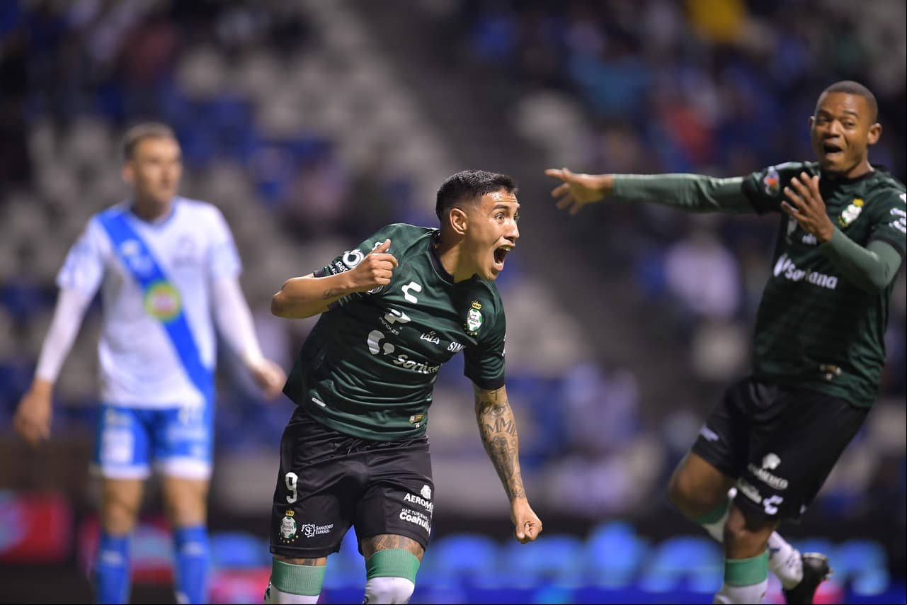 Dos minutos después, Puebla se desmoronó con el gol de Leo Suárez, quien remató de cabeza un centro al área nacido de un saque de manos.