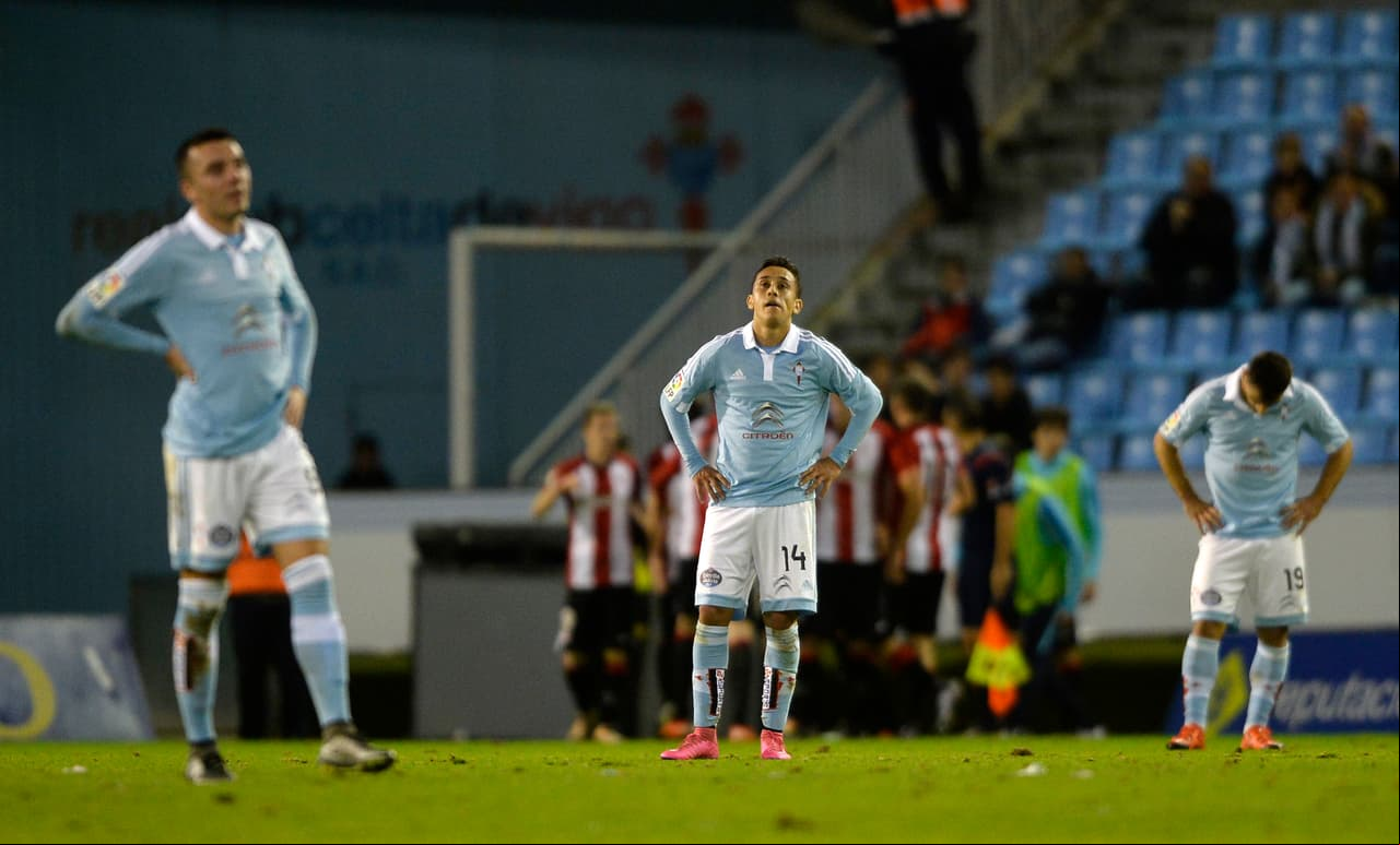 El chileno Fabián Orellana (centro) erró con Celta el penalti el 10 de enero de 2015, en el 19 que evitó Alves que entrara.