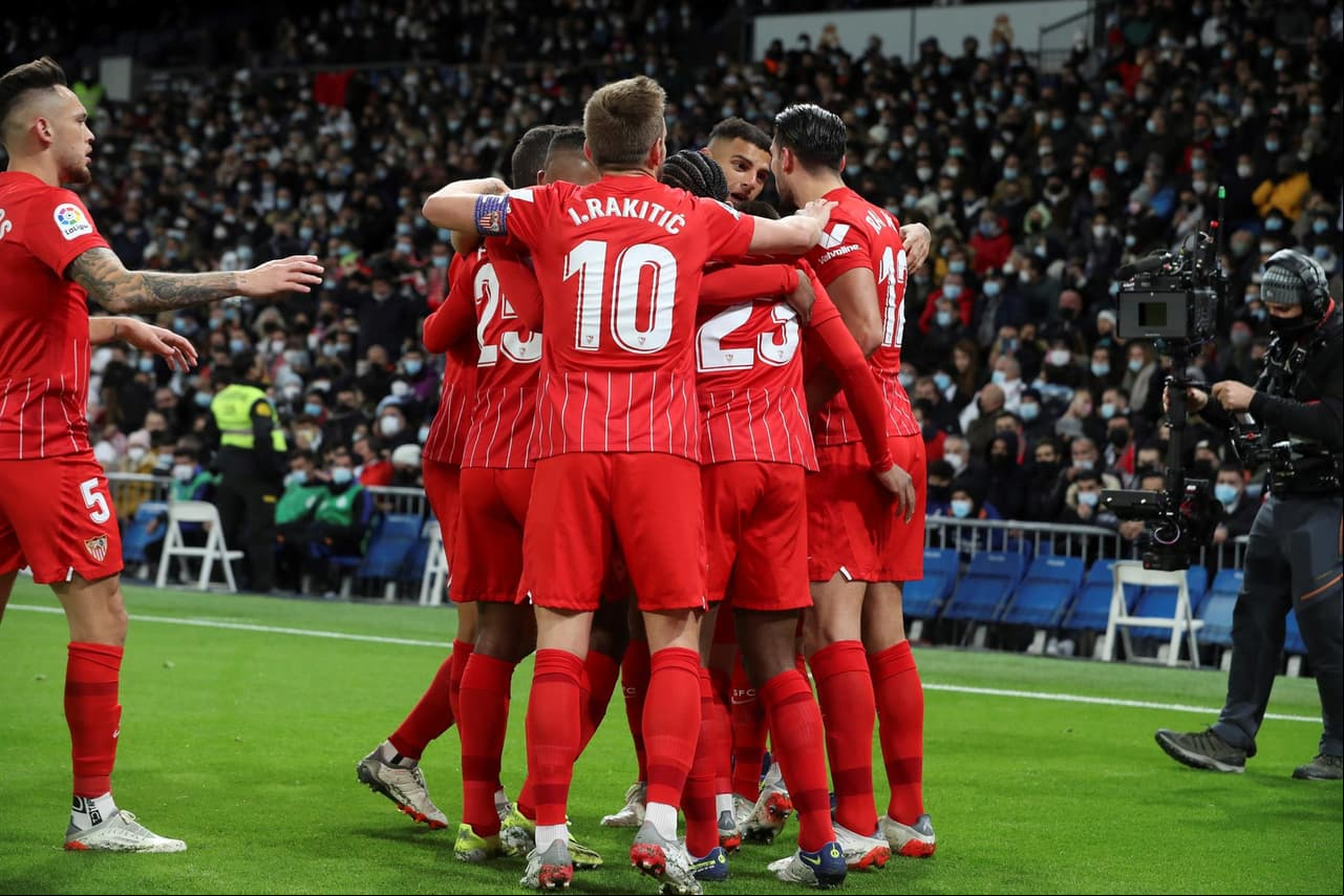 Real Madrid derrota al Sevilla 2-1 con anotaciones de Karim Benzema y Vinicius Jr durante la J15 en La Liga. El único tanto por parte del equipo visitante fue de Rafa Mir al inicio del encuentro. El equipo merengue es líder de la tabla.
