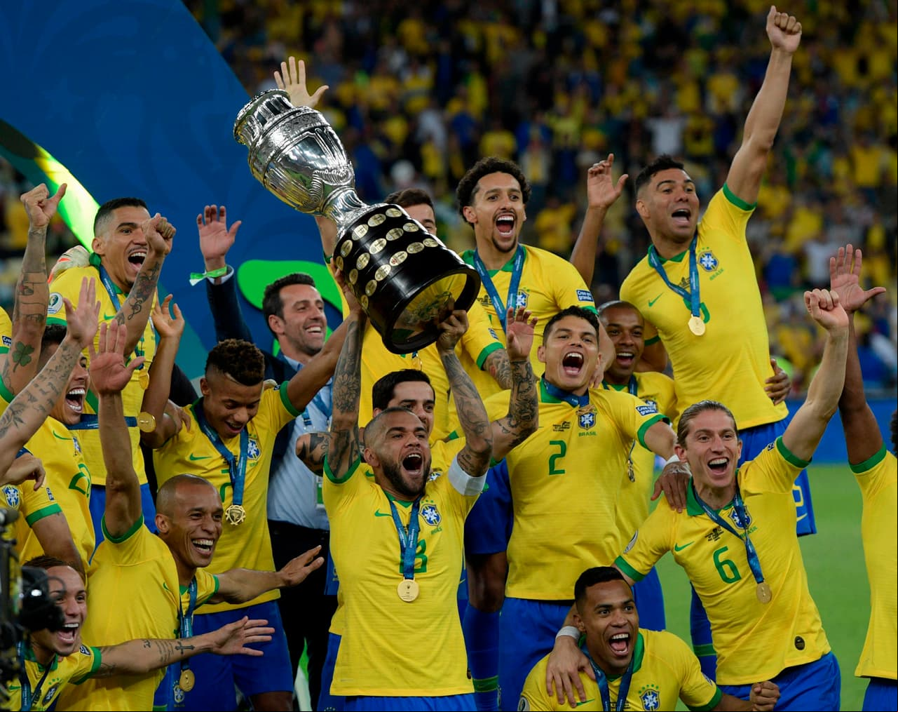 Y ha levantado dos Copas América, en 2007 y 2019, en esta última lo hizo como capitán.