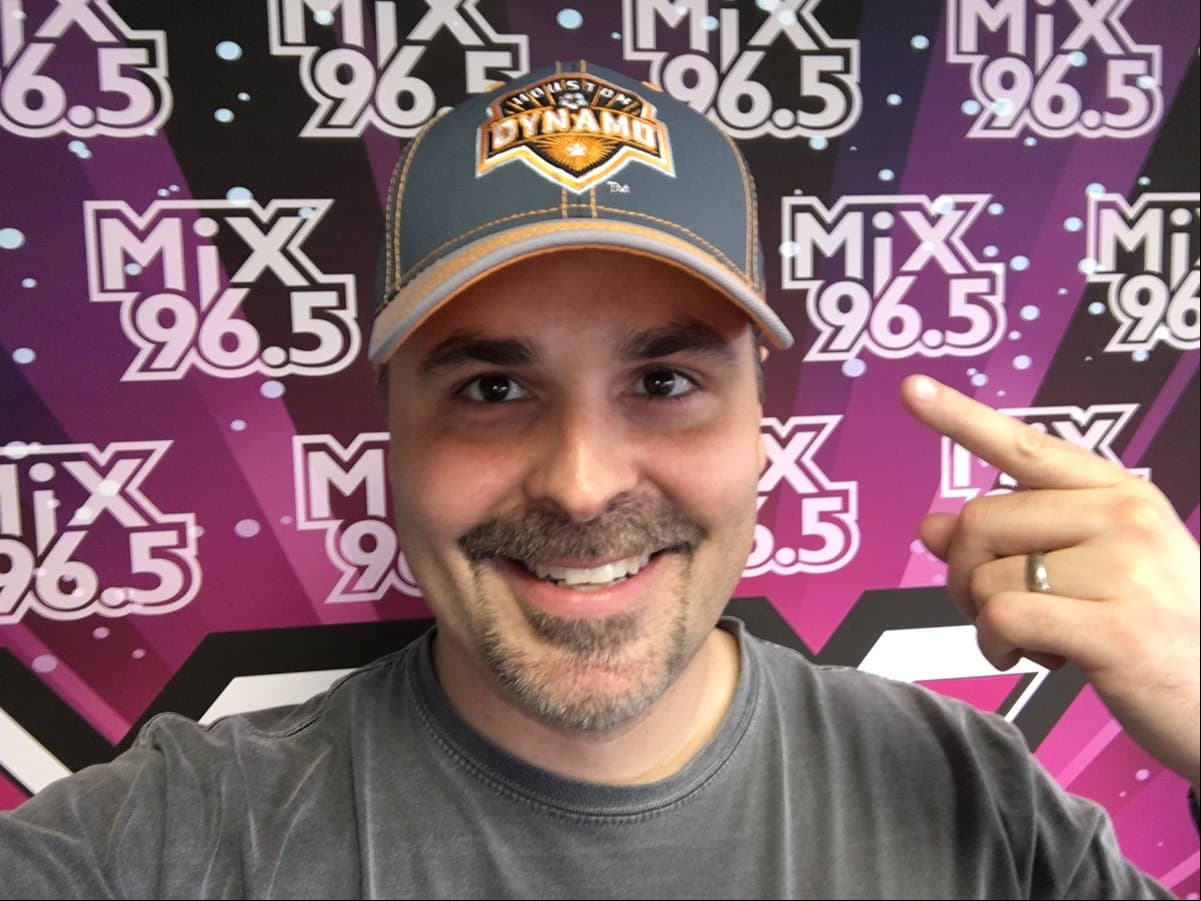En la estación de radio texana no podía faltar la cachucha del Houston Dynamo.
