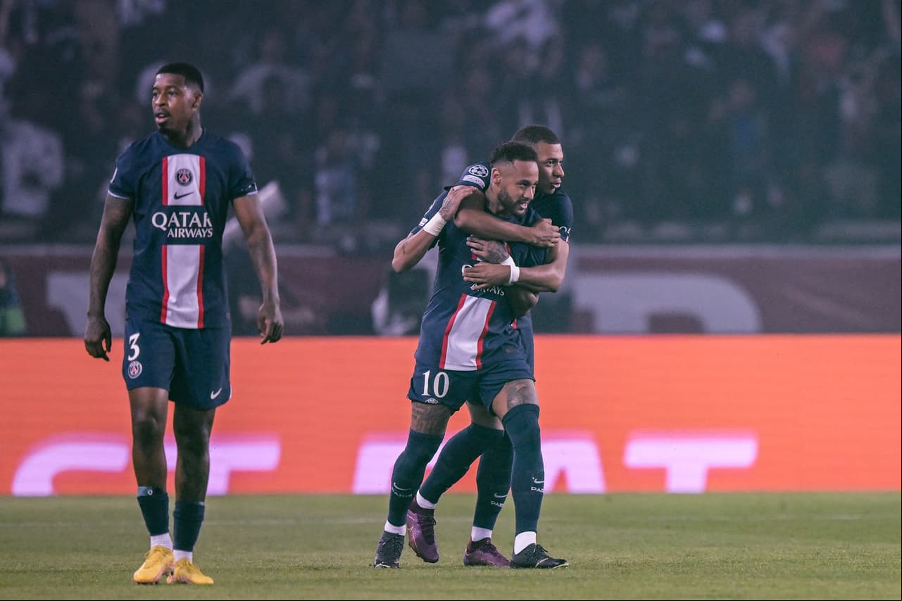 A pesar de sus declaraciones del lunes, Mbappé festejó su primer tanto con el brasileño.