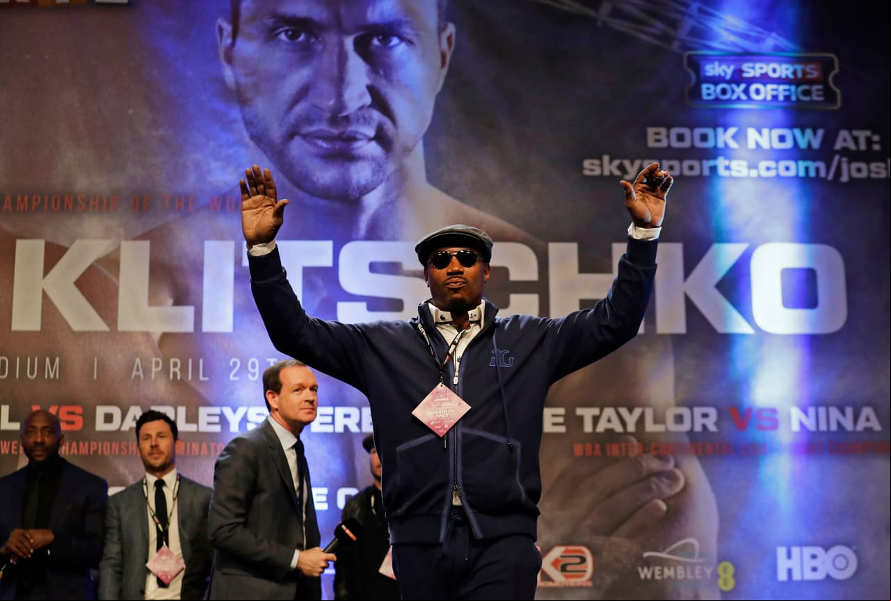 El excampeón mundial de boxeo Lennox Lewis también es otro fanático del West Ham United.