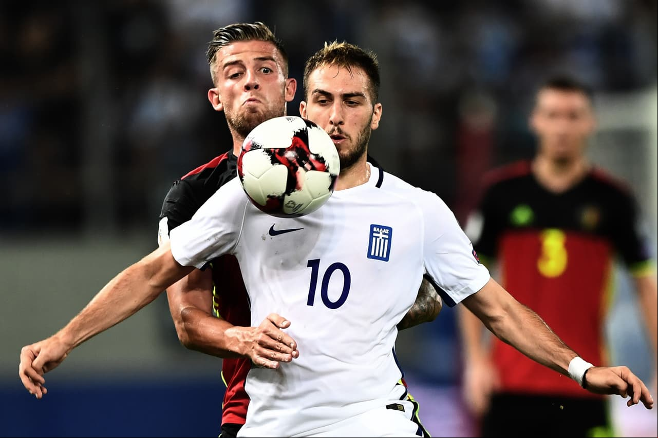 El defensa belga Toby Alderweireld tuvo mucho trabajo conteniendo a Kostas Fortounis del Olympiacos.