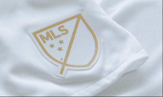 El escudo de la MLS en una de las mangas del segundo uniforme de LAFC