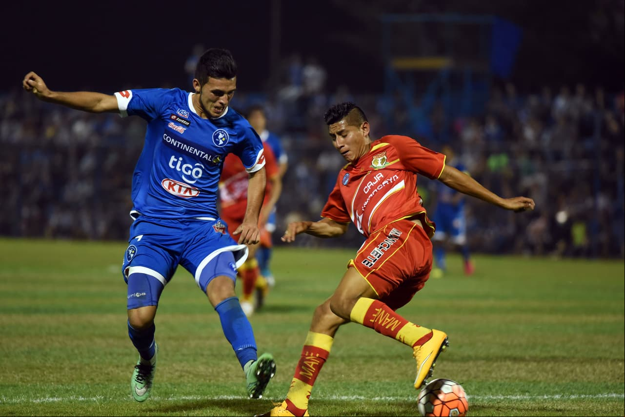 Las Águilas del América siguen apostando por los paraguayos y ahora La Volpe trajo sangre nueva a la zona baja, el defensor Christian Paredes (derecha) proveniente del Sol de América quiere revertir los malos resultados del año del Centenario de los azulcremas.