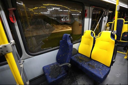 Agredieron autobus que trasladaba periodistas en Río