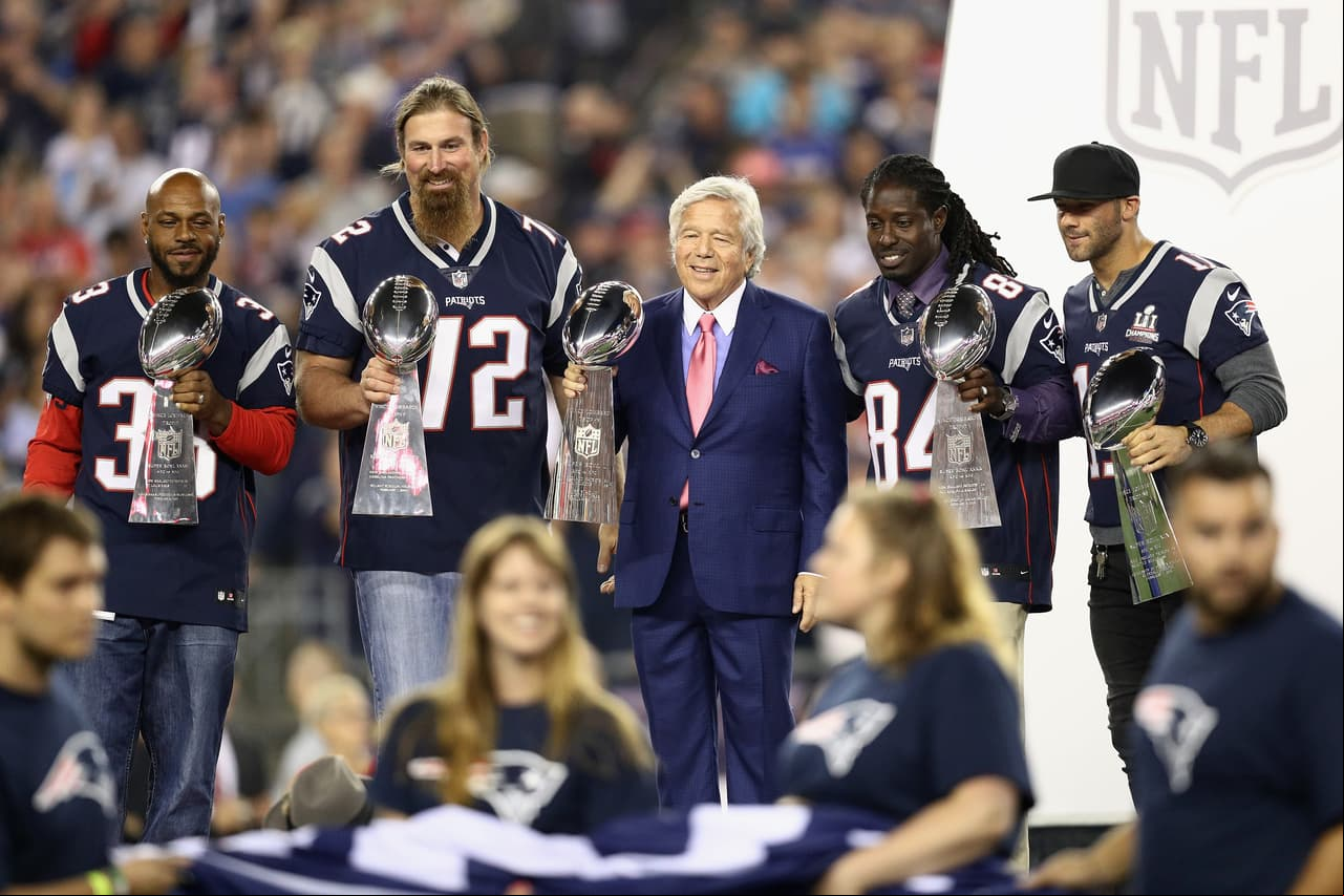 En su playera llevaron cinco estrellas representando los cinco títulos de Super Bowl que ya están las vitrinas del equipo de Nueva Inglaterra.