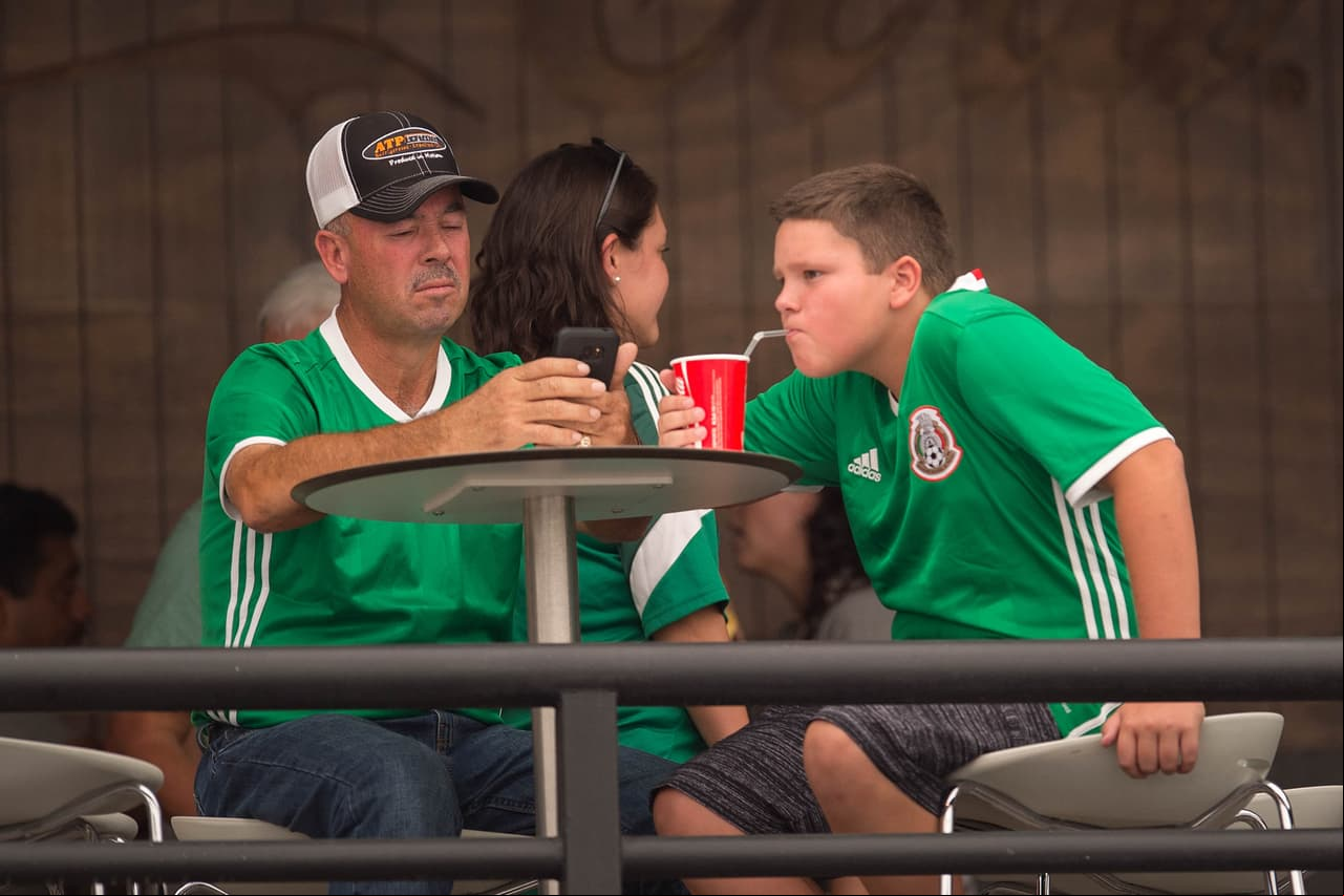 Las banderas, los atuendos típicos y el verde, blanco y rojo se hicieron presentes en el Estadio Azteca. Como siempre, la afición mexicana respondió para apoyar a la Selección.