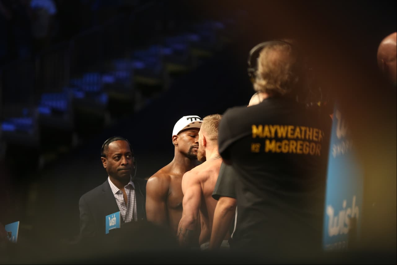 Floyd serio e inmutable y Conor siendo Conor, gritando y buscando intimidar a un hombre que no se asusta con nada.