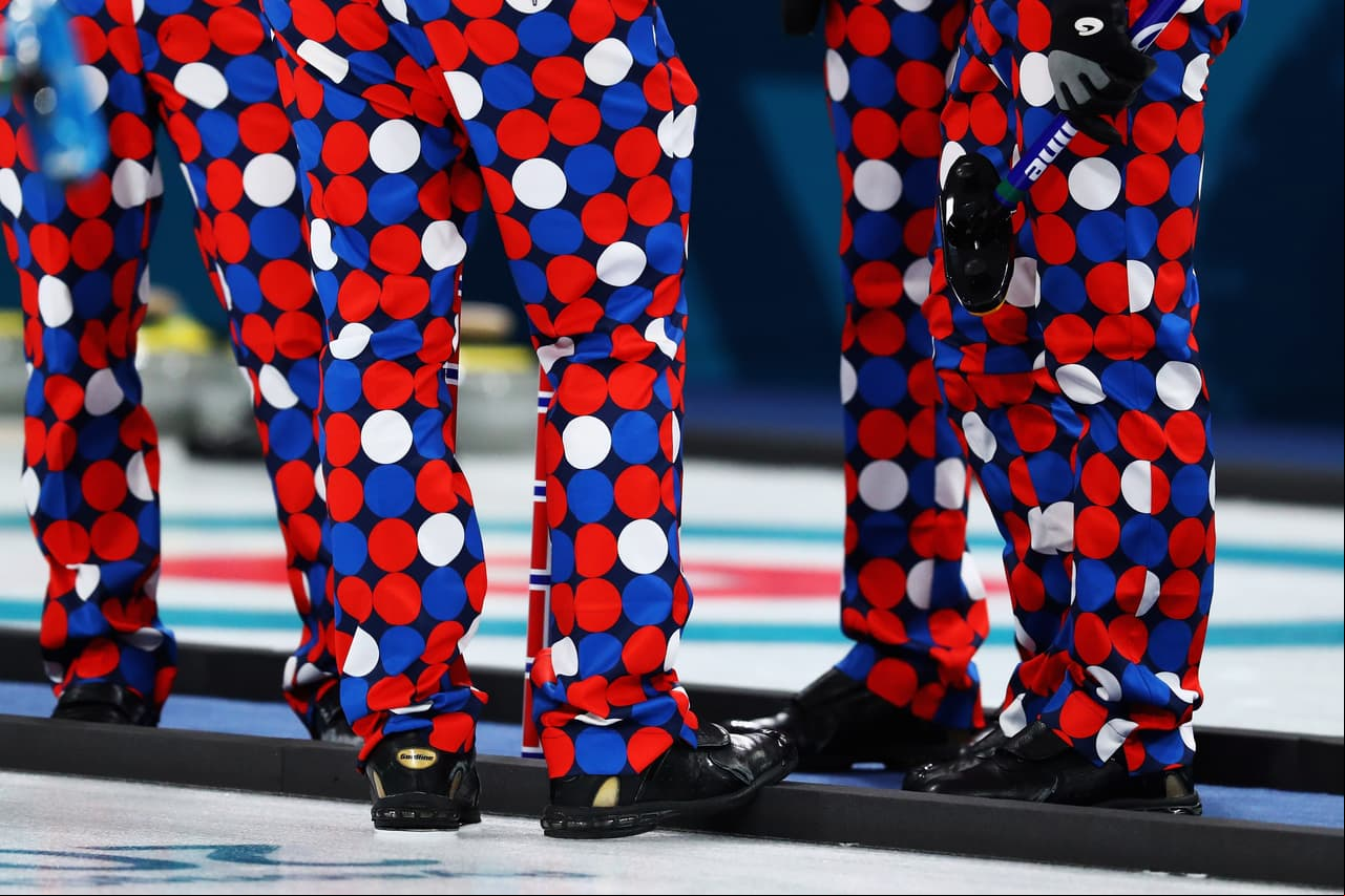 El equipo masculino de curling en Pyeongchang 2018, que siempre usa el mismo color de playera, ha sorprendido con sus pantalones de curiosos diseños, que hasta corazones tuvieron en San Valentín.