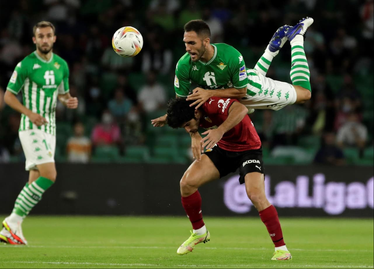 Real Betis golea al Valencia 4-1 durante la Jornada 11 en La Liga. Borja Iglesias, con doblete, ya ponía encima a los béticos en el marcador, pero Gabriel Paulista ya anotaba uno a favor de los Chés y, al final, German Pezzella y Juanmi Jiménez se encargaron de alargar la diferencia y quedarse con la victoria. Guardado ingresó al 63'.