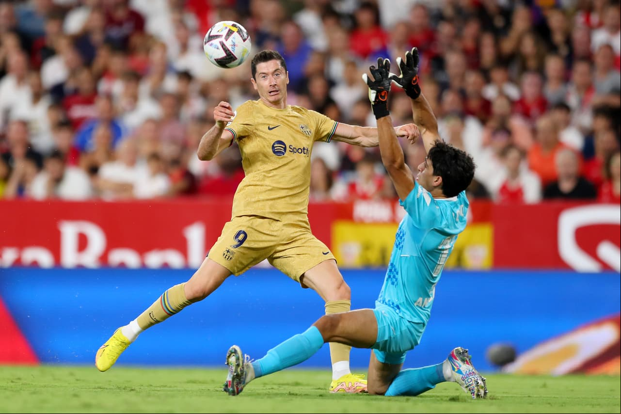 El Barcelona golea 0-3 al Sevilla y Lewandowski empata a Aspas en el Pichichi.