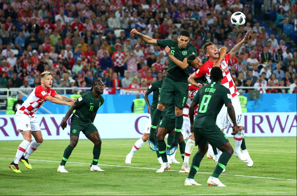 Y justo en uno de esos intentos al área, en balón por lo alto, Mandzukic fue enganchado y derribado al césped. Nigeria es el equipo más joven, por edad en promedio, de las 32 selecciones mundialistas.
