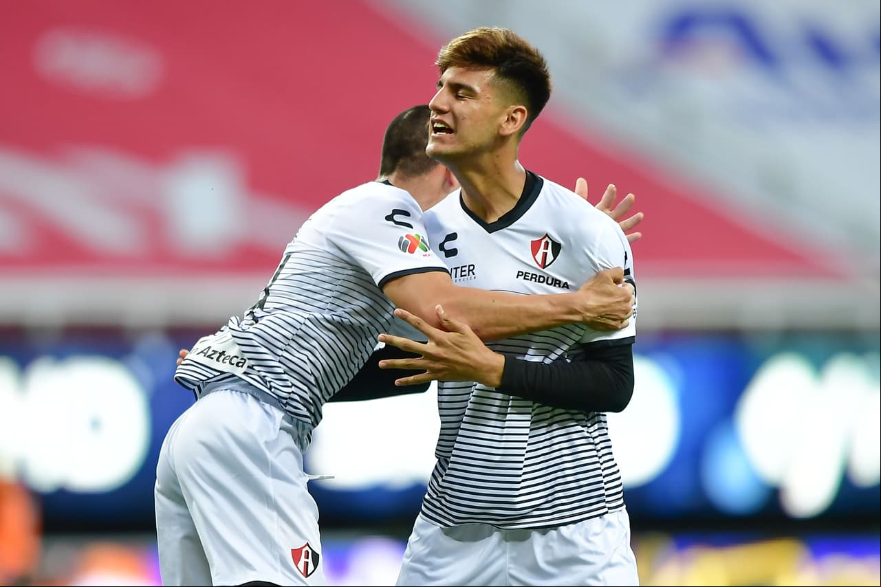 Alejandro Gómez se levanta en el saque de esquina y Mazatlán recibe el primer gol en su historia.