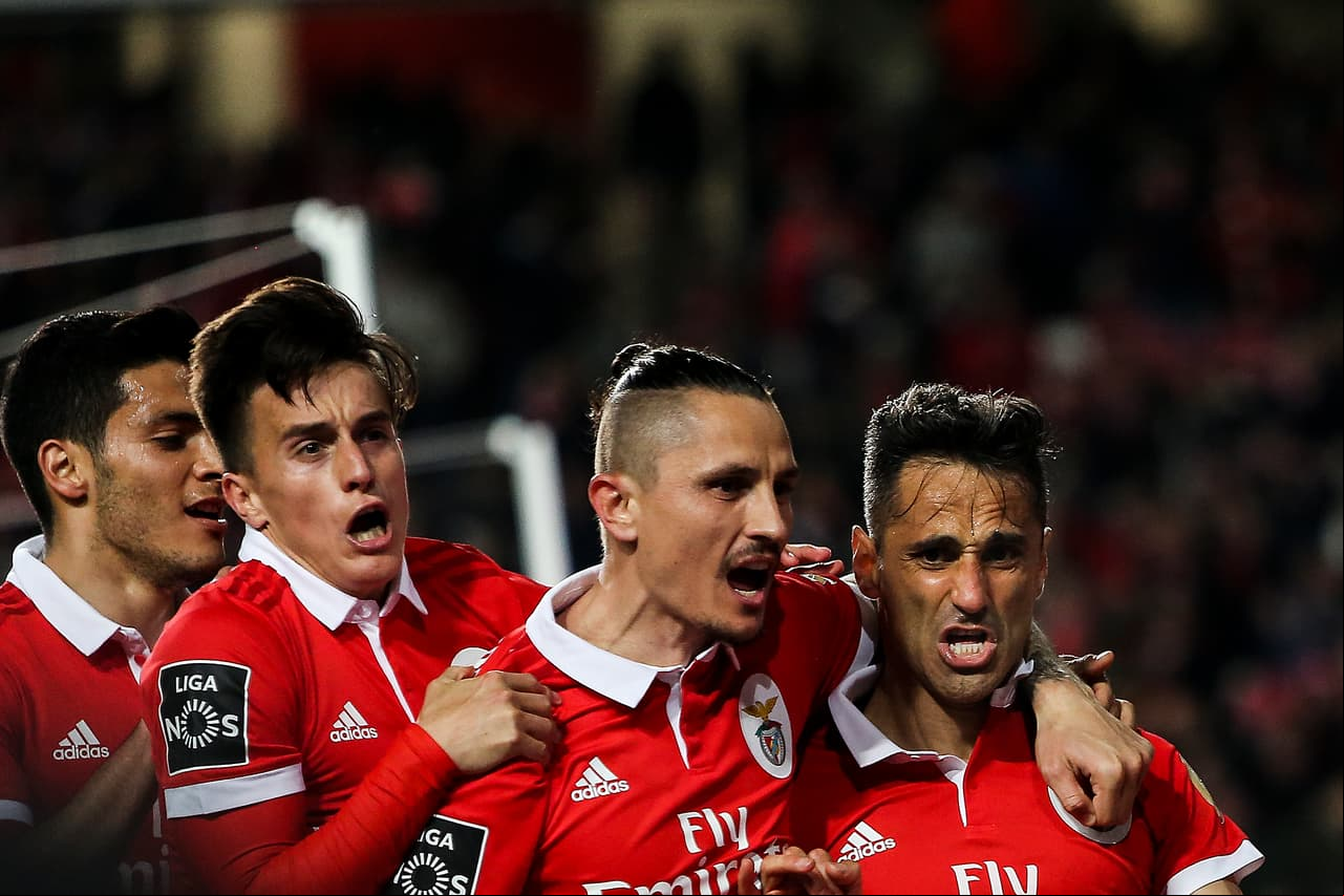 Benfica obtuvo un triunfo 2-0 contra Desportivo Aves en la fecha 26 de la Liga de Portugal que lo acerca al liderato del torneo, en un juego que contó con la presencia del mexicano Raúl Jiménez.