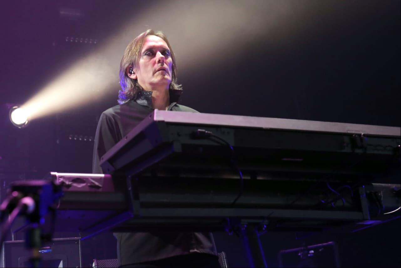 En esa línea de rockeros fanáticos del West Ham está la de Roger O'Donell, de la banda The Cure, que es otro seguidor del equipo inglés.