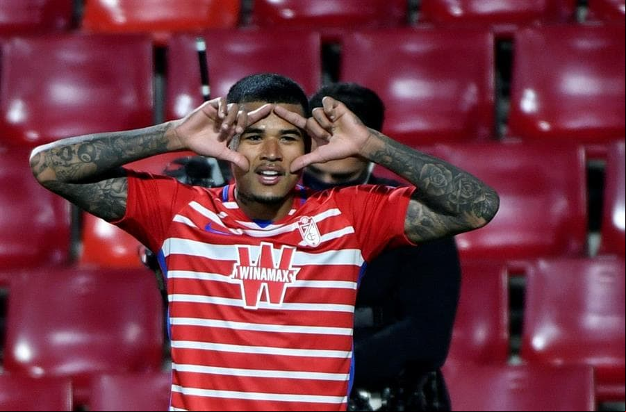 El Napoli no puede ante la escuadra española de Granada y pierde 0-2 en los dieciseisavos de la UEFA Europa League. Las anotaciones por parte de los rojiblancos fueron por parte de Yangel Herrera y Kenedi, uno tras otro. El mexicano Hirving Lozano no tuvo participación por lesión.