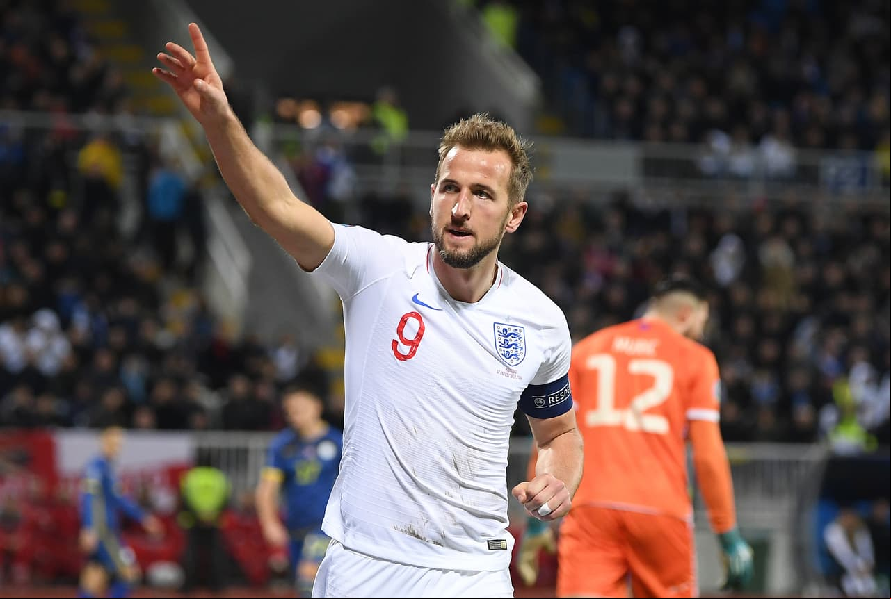 Kosovo es derrotado por Inglaterra 4-0 y es así como los ingleses obtienen su pase a la Euro 2020 como líder de grupo. Los goles fueron anotados por Winks, Kane, Rashford y Mount. Inglaterra se lleva siete victorias y una derrota.