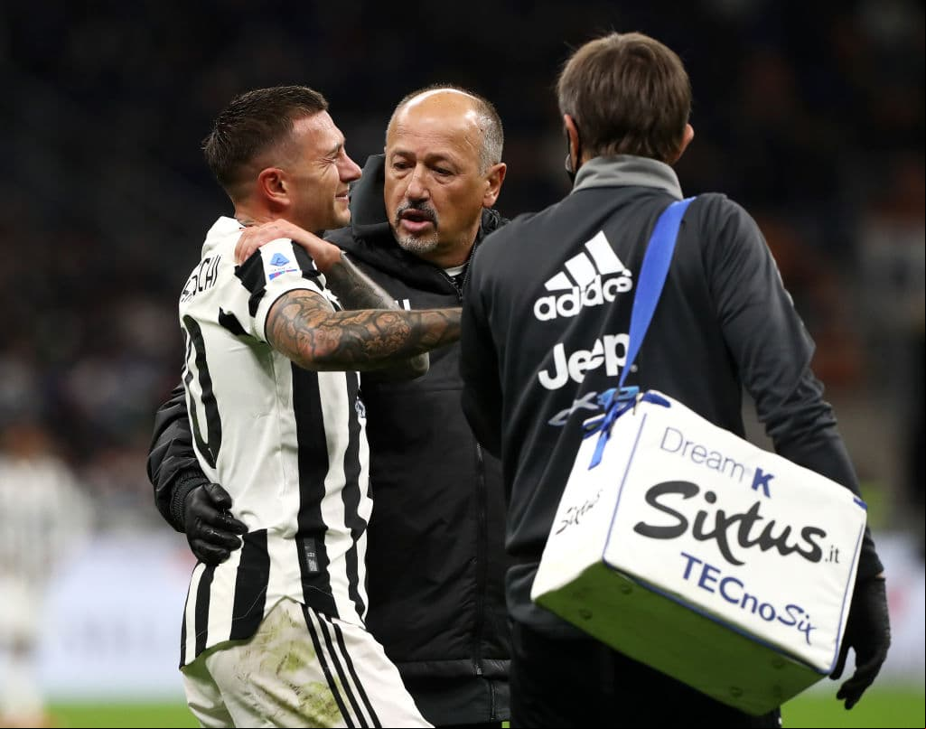 El Inter de Milán y la Juventus empatan 1-1 durante el Derbi de Italia para cerrar la novena Jornada en la Serie A. Parecía que los locales se quedaban con la victoria tras el gol de Edin Dzeko ((17’), pero Paulo Dybala, tras cobrar un penalti, consiguió igualar el encuentro ya al filo del partido.