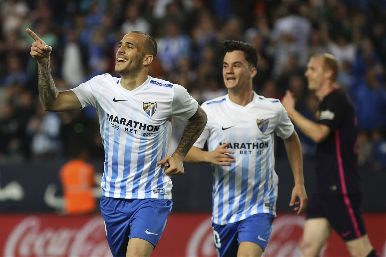 El comienzo de la sorpresa comenzó a gestarse poco después de la media hora con un balón largo de Juan Carlos hacia Sandro, que partió desde su campo, se marchó en velocidad de Mathieu, y batió por bajo a Ter Stegen.