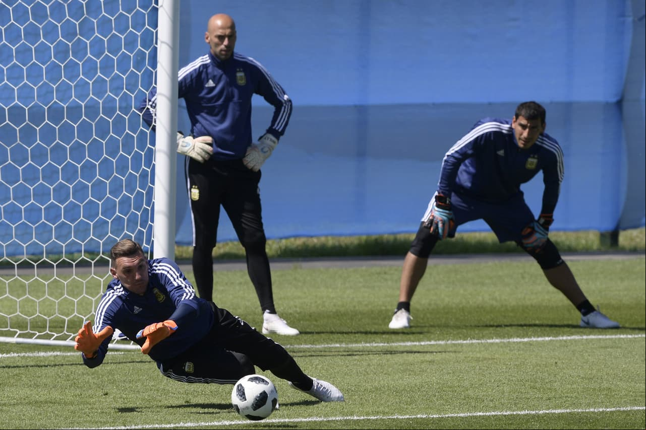 De los tres arqueros convocados, Willy Caballero (de pie, hacia el poste), será quien cuide la portería Albiceleste. Nahuel Guzmán (derecha) y Franco Armani (atajando) deberán esperar su oportunidad.