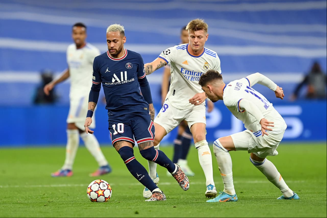 Épica remontada del Real Madrid para avanzar a los Cuartos de Final de la Champions League con hat-trick de Benzema sobre el PSG de Mbappé, Messi y Neymar que quedan eliminados de Europa.