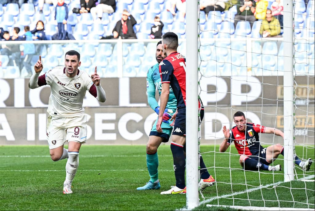 GENOA, ITALY - FEBRUARY 13: Federico Bonazzoli of Salernitana (L) celebrates after scoring a goal during the Serie A match between Genoa CFC and US Salernitana at Stadio Luigi Ferraris on February 13, 2022 in Genoa, Italy. (Photo by Getty Images)
