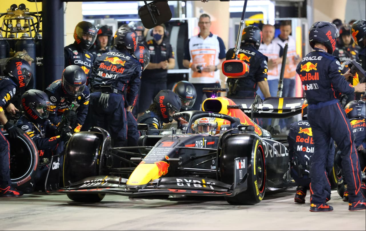Los mecánicos trabajaban rápidamente para poner a punto los Red Bull, pero las cosas no salieron como se esperaba.
<br>