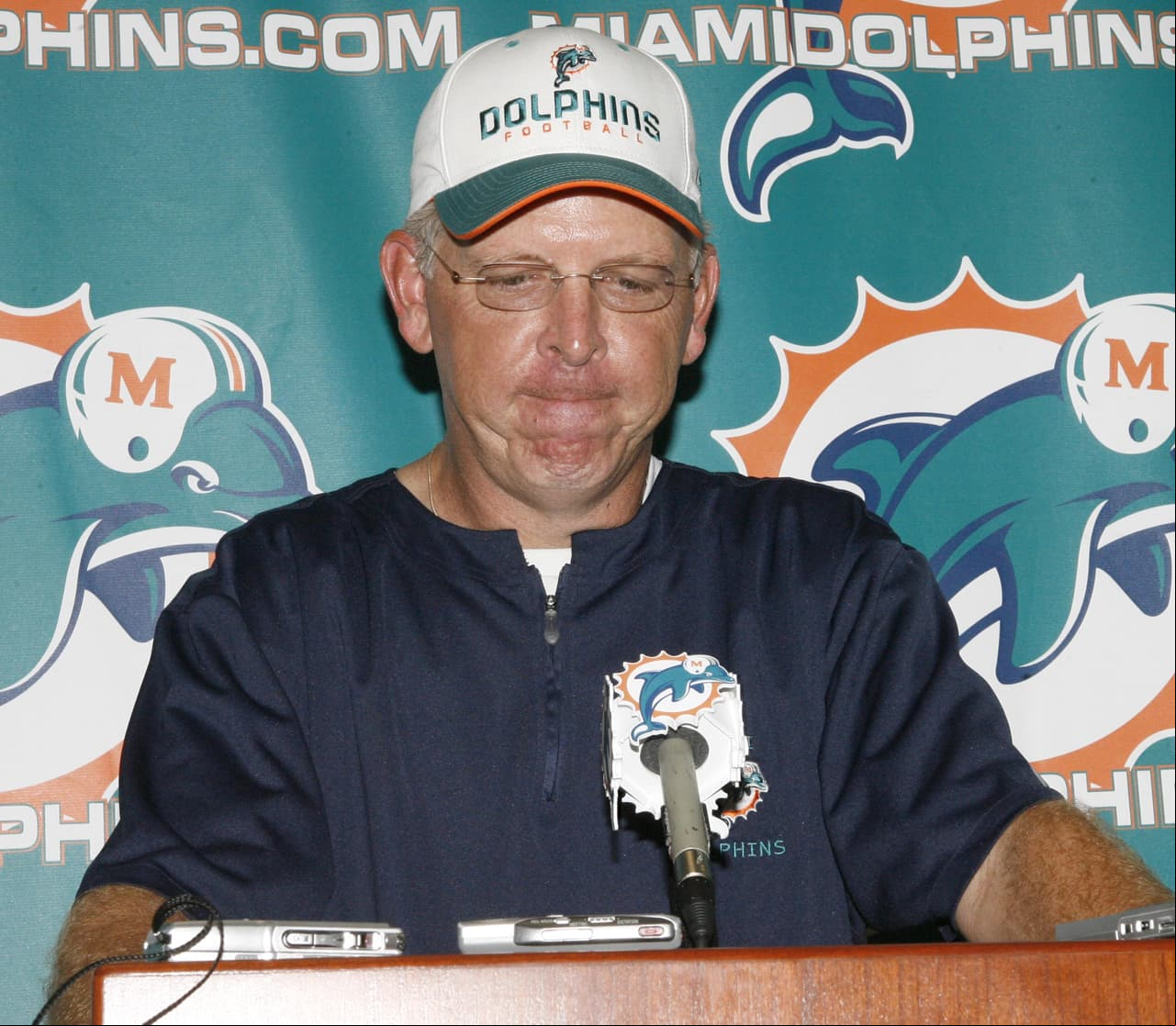 4.- Cam Cameron (Dolphins 2007).- Una sola temporada duró Cameron al frente de los del Sur de la Florida y fue la peor de la historia de la franquicia, su récord fue de 1-15 y solo un triunfo en tiempo extra ante los Ravens impidió que se fueran sin ganar un solo juego (AP-NFL).