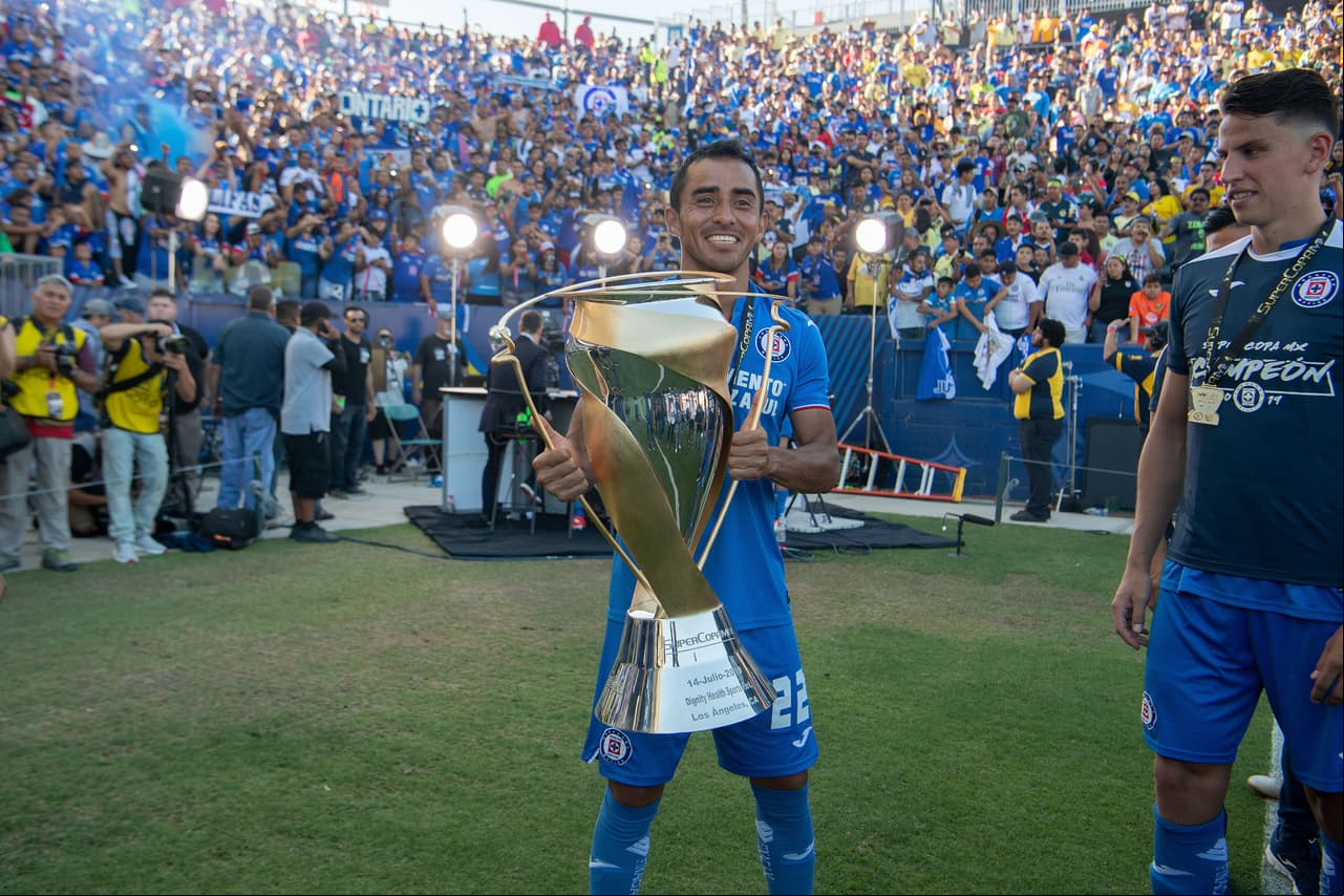 Los títulos se festejan como se debe, con alegría, con satisfacción y con la esperanza de cosechar más. Les compartimos los mejores momentos de la premiación y de los festejos de Cruz Azul luego de golear al Necaxa en el partido de la Supercolpa MX en California. La Máquina pitó y pitó.