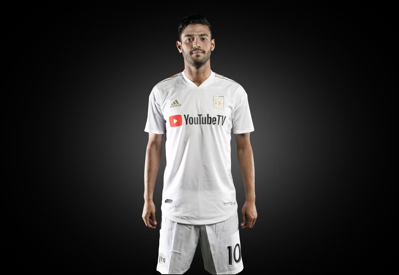 Carlos Vela en el uniforme blanco que busca resaltar la herencia latina de la ciudad de LA