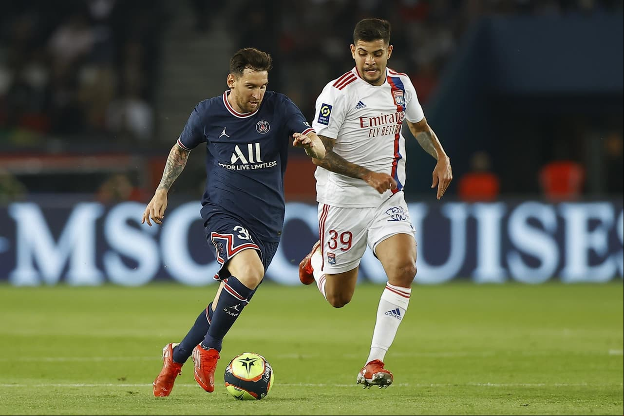 Paris Saint-Germain obtiene victoria de último minuto sobre el Lyon 2-1, durante la Jornada 6 de la Ligue 1. Lucas Paquetá le daba la victoria al equipo visitante, sin embargo, tras el penal cobrado de Neymar, ya se igualaban las cosas en el Parque de los Príncipes. Fue al minuto 90+3' cuando Mauro Icardi logró hacer el segundo gol y darle la victoria a les bleus.