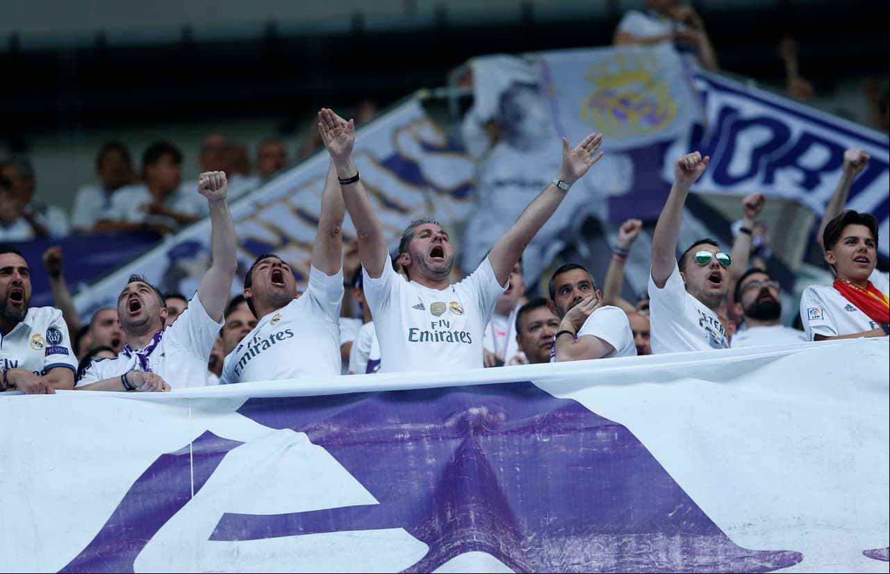 En el estadio Santiago Bernabéu se notó menos el multicolor, en medio de una gigante mancha blanca y de los cánticos a favor del Madrid.