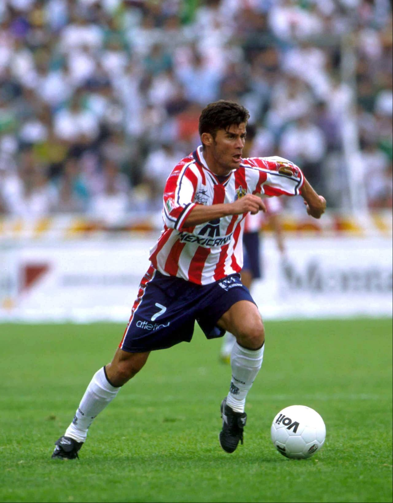 Pero sin duda donde más se le recuerda es con las Chivas, club con el que jugó en un par de etapas. La primera entre 1994 y 1998.