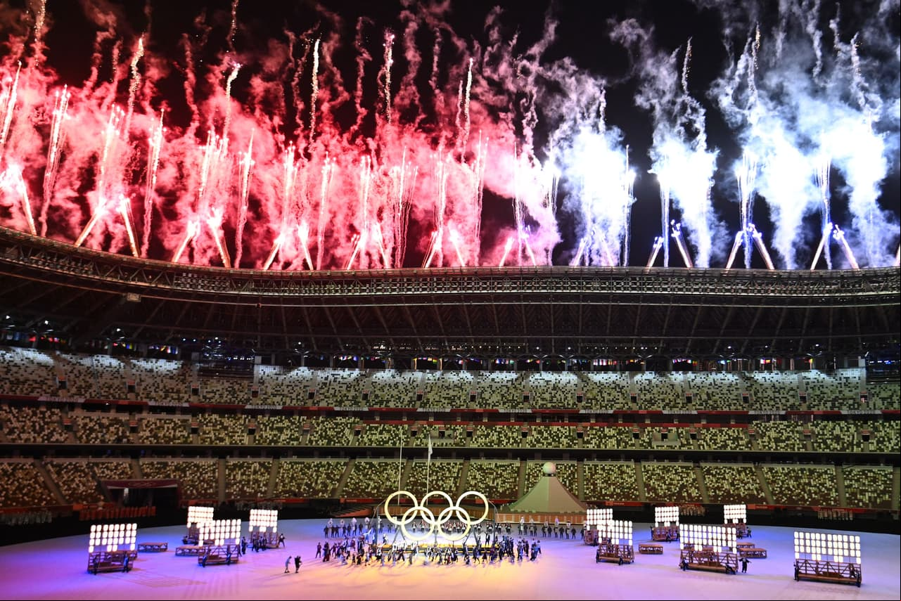 El cielo se iluminó en los alrededores del estadio olímpico de Tokyo 2020 con los juegos de luces y fuegos artificiales.